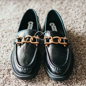 Steve Madden Black/Brass Loafer Size 8